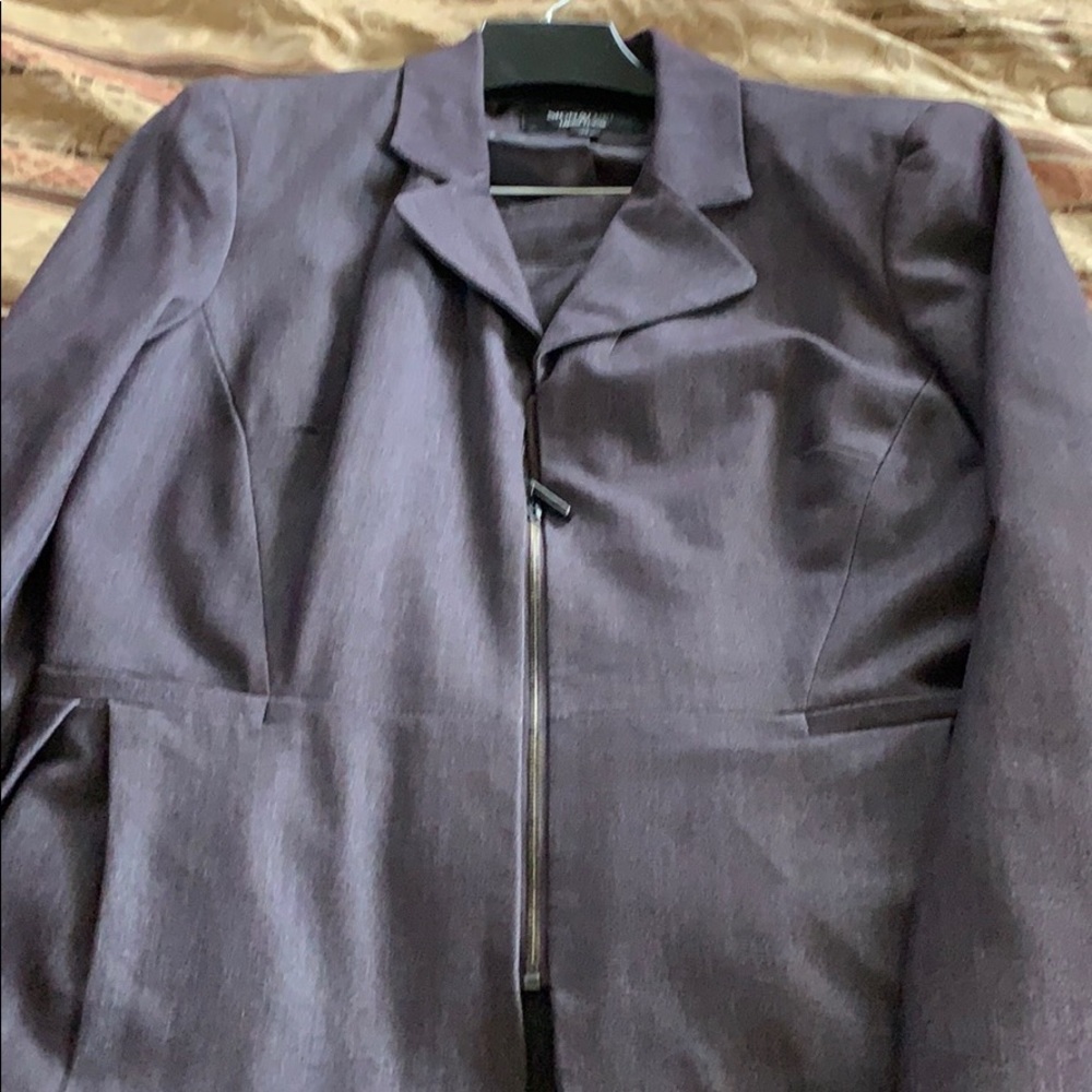 Skirt suit